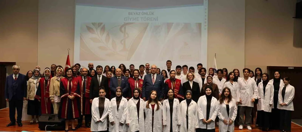 DÜZCE ÜNİVERSİTESİ ECZACILIK FAKÜLTESİ TARAFINDAN DÜZENLENEN BEYAZ ÖNLÜK GİYME TÖRENİ'NDE...