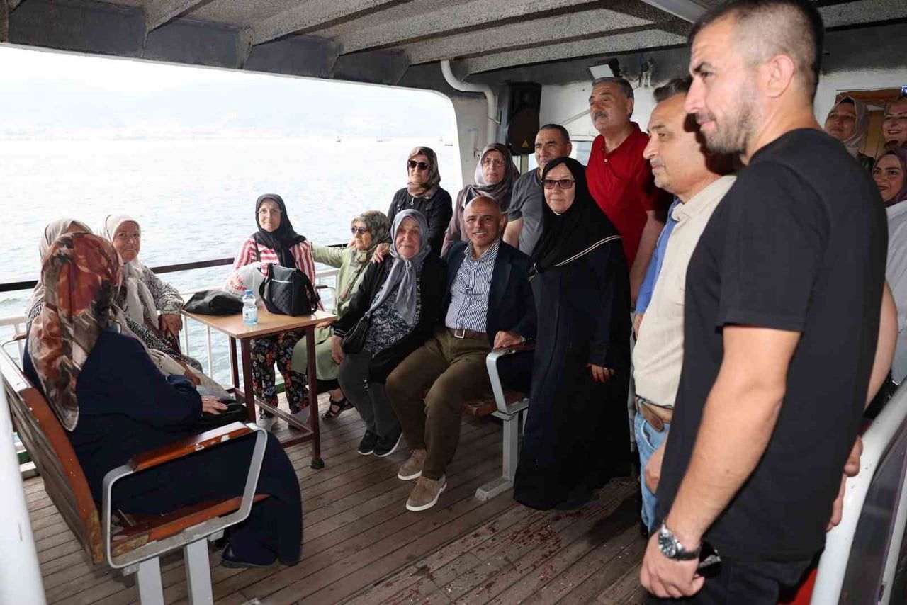 KÖRFEZ’DE 60+ AKTİF YAŞLANMA KULÜBÜ ÜYELERİ İLE HUZUREVİ SAKİNLERİ, DÜZENLENEN VAPUR GEZİSİNDE BİR...