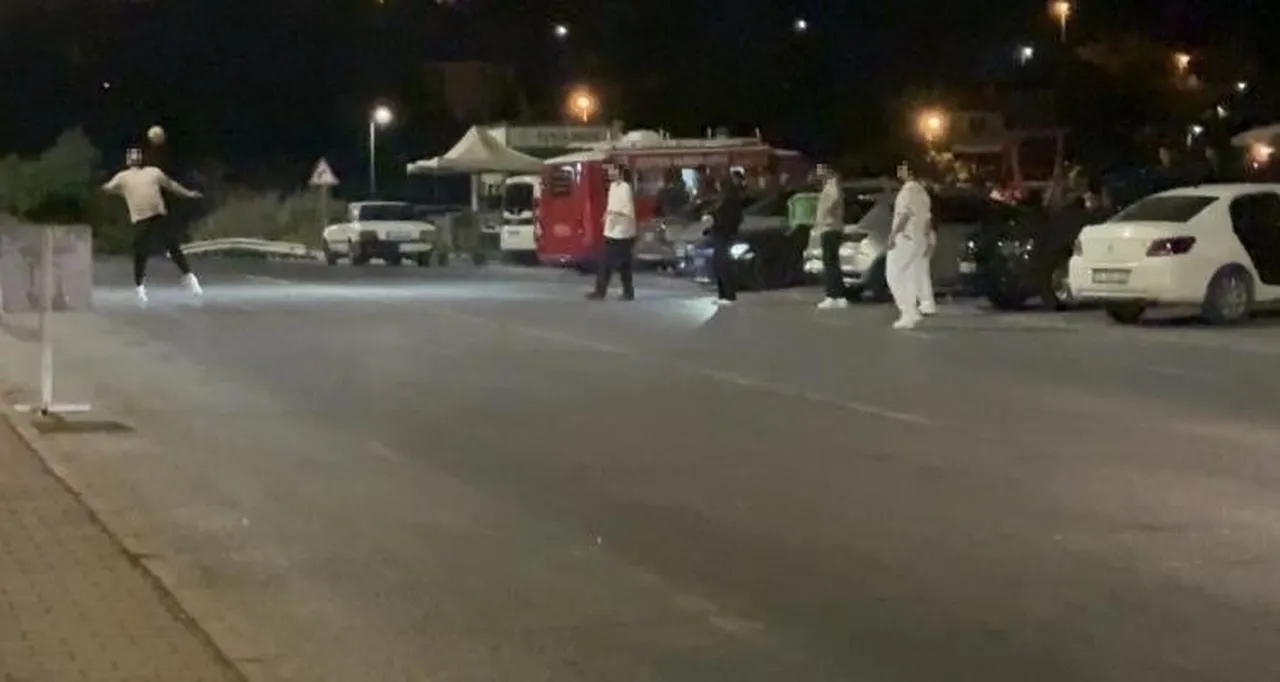 KAYSERİ’NİN TALAS İLÇESİNDE KIZLI-ERKEKLİ BİR GRUP, TRAFİĞİN GÜVENLİĞİNİ HİÇE SAYARAK, İŞLEK...