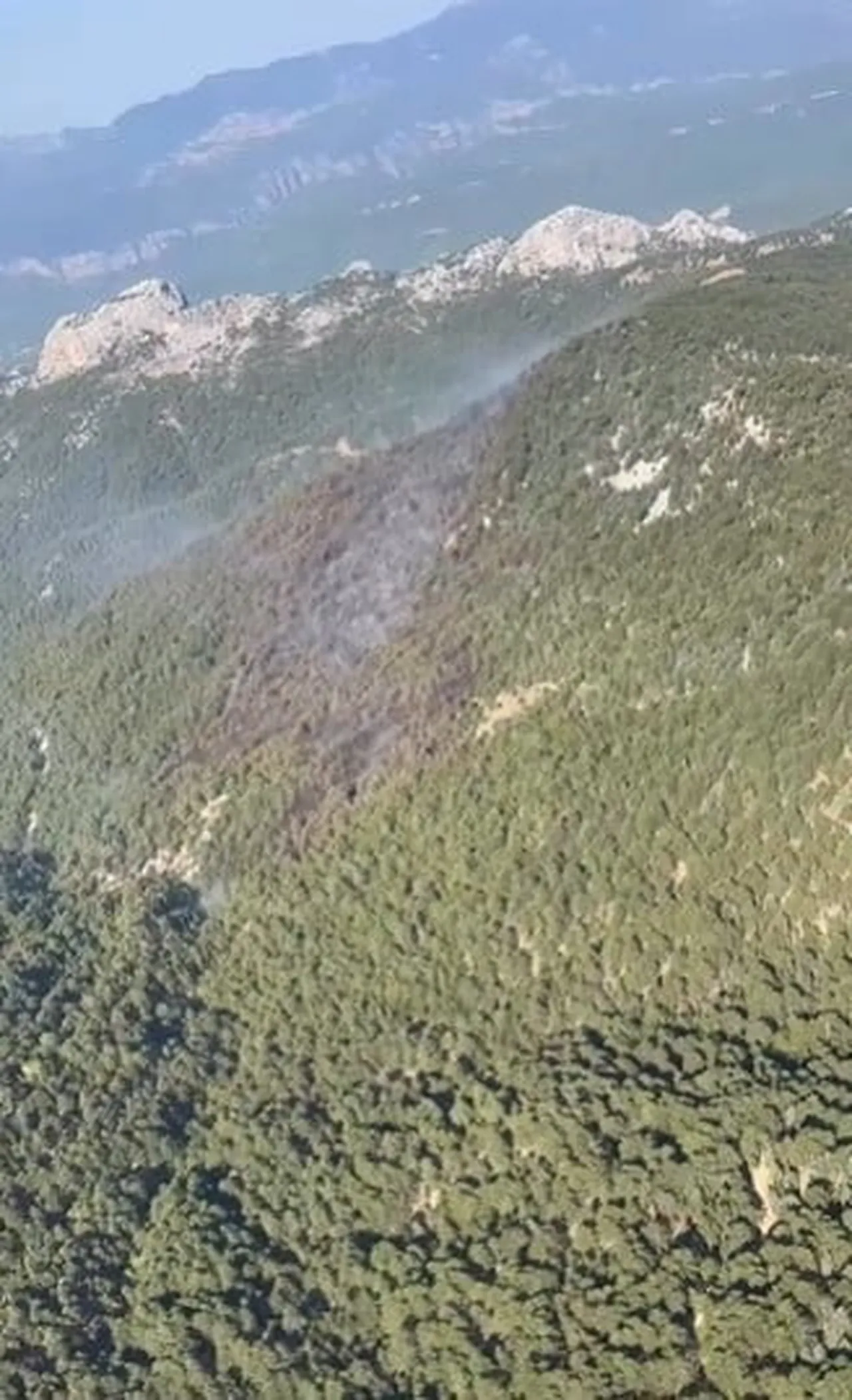 ANTALYA'NIN MANAVGAT İLÇESİNDE SARP VE DAĞLIK ARAZİDE ÇIKAN ORMAN YANGINI HAVADAN VE KARADAN...