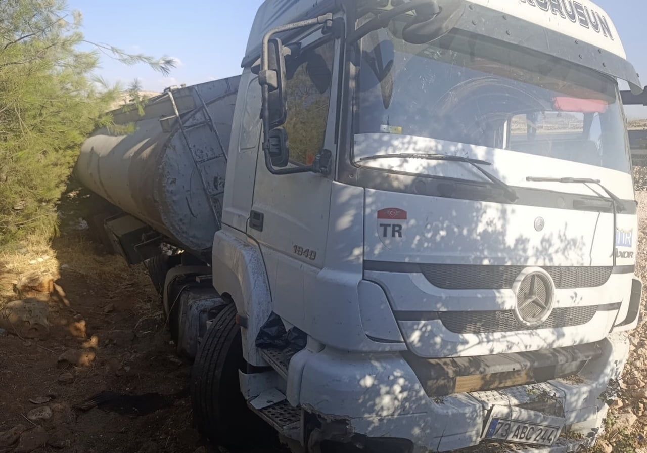 GELİN KONVOYUNA ÇARPMAMAK İÇİN MANEVRA YAPAN TANKER YOLDAN ÇIKTI