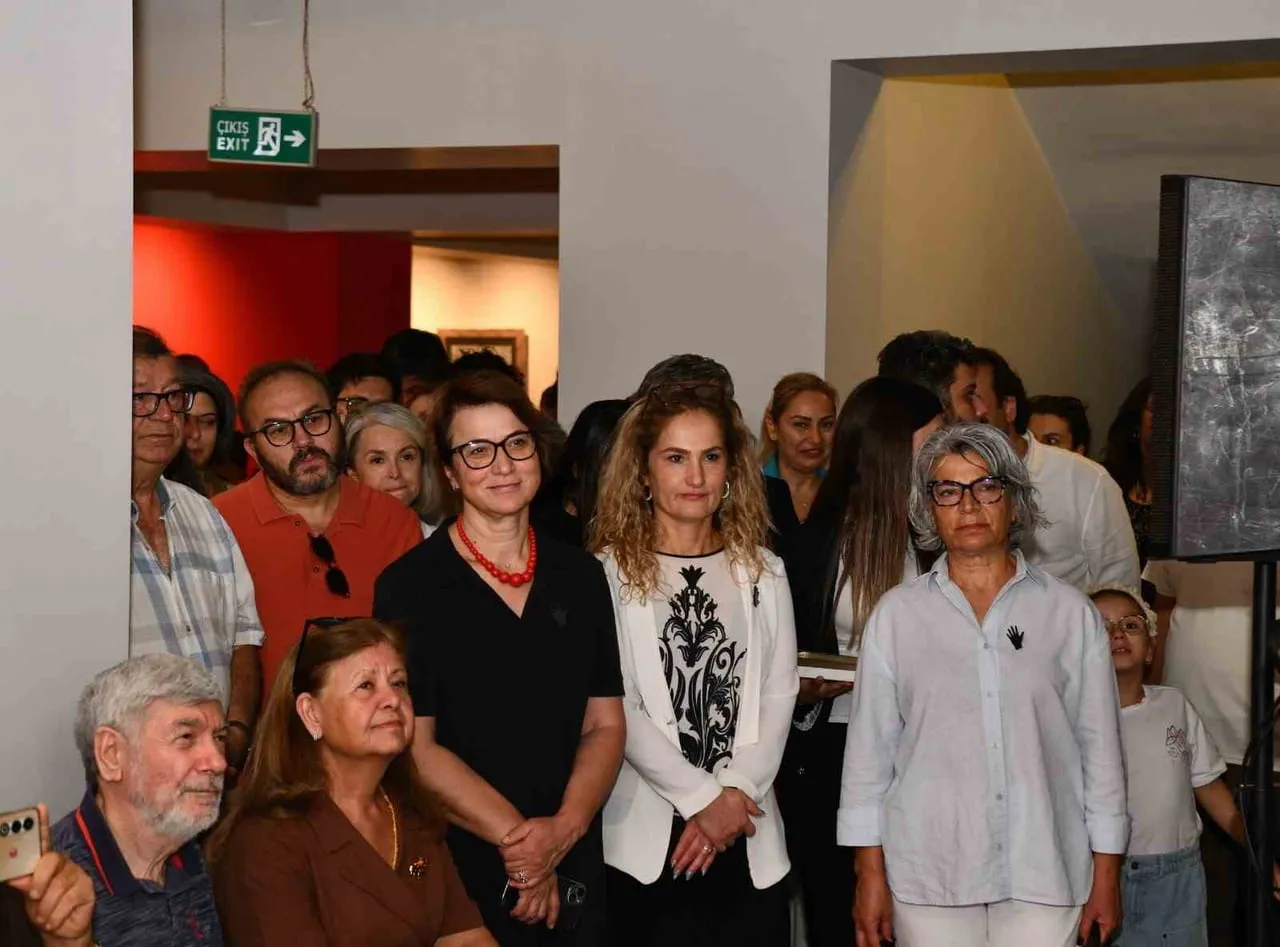 ÖZGÜN BASKIRESİM SANATININ FARKLI KUŞAK, TEKNİK VE YAKLAŞIMLARINI BİR ARAYA GETİREN "BAS BULUŞ /...