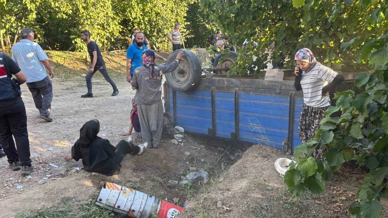 SAKARYA'NIN HENDEK İLÇESİNDE FINDIK İŞÇİLERİNİ TAŞIYAN TRAKTÖRÜN DEVRİLMESİ SONUCU 18 KİŞİ...