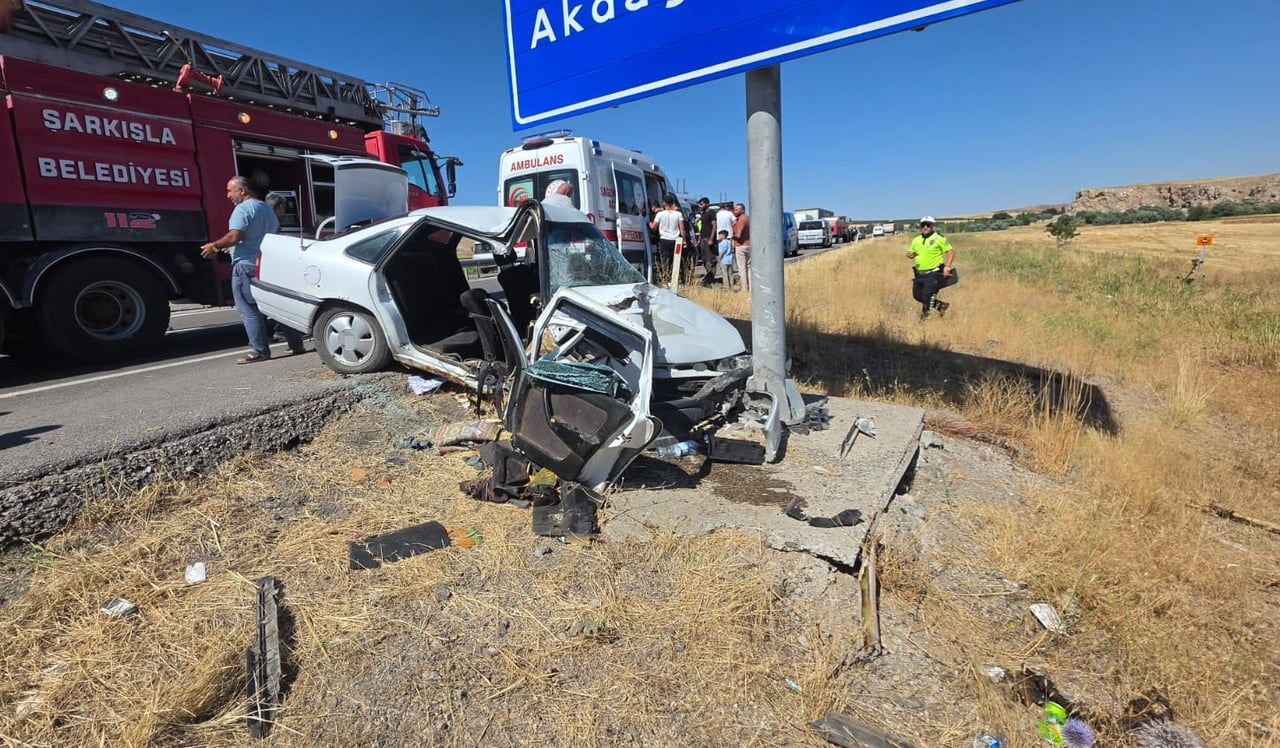 SİVAS’IN ŞARKIŞLA İLÇESİNDE MEYDANA GELEN KAZADA 3 KİŞİ YARALANDI.