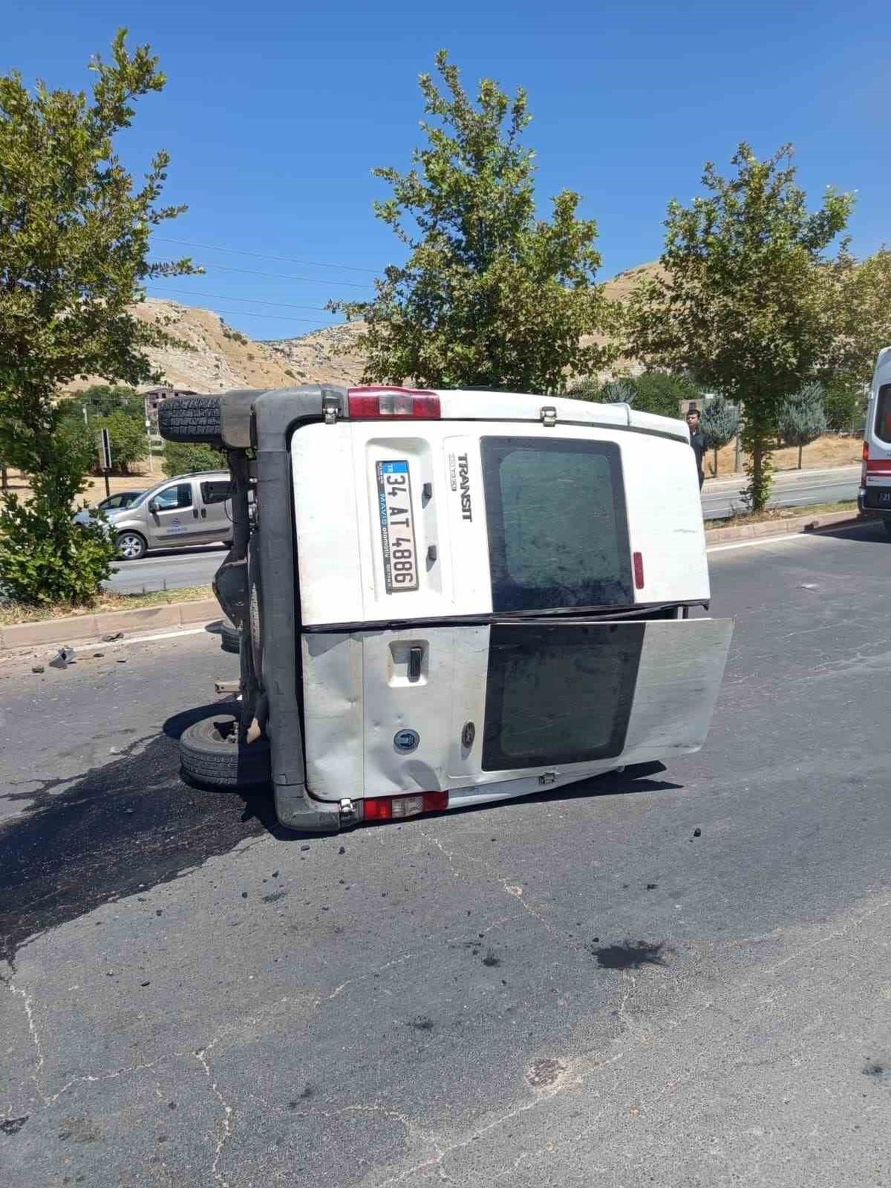 DİYARBAKIR’IN SİLVAN İLÇESİ YÜKSEK MAHALLESİ MEVKİİNDE MEYDANA GELEN TRAFİK KAZASINDA 2 KİŞİ...