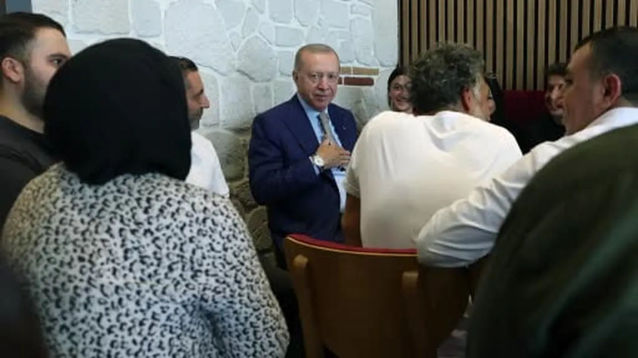 Cumhurbaşkanı Erdoğan, Çengelköy'de esnaf ziyareti sonrası vatandaşlarla sohbet etti