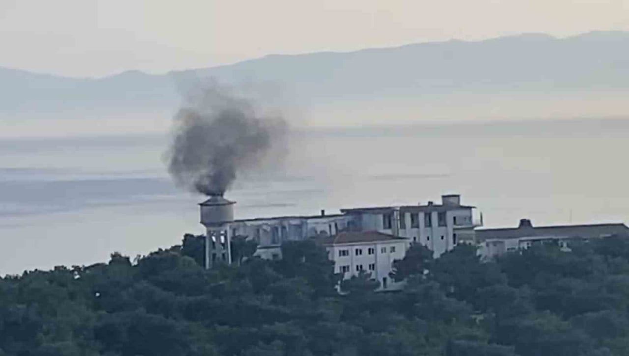 HEYBELİADA SANATORYUMU'NUN KAPALI OLAN ERKEKLER BÖLÜMÜNDE HENÜZ BELİRLENEMEYEN BİR NEDENLE YANGIN...