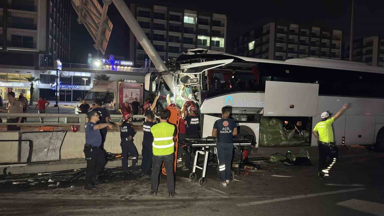 ADANA'DA KONTROLDEN ÇIKAN YOLCU OTOBÜSÜ ÖNCE TABELA DİREĞİNE ARDINDAN ALT GEÇİT DUVARINA ÇARPTI....