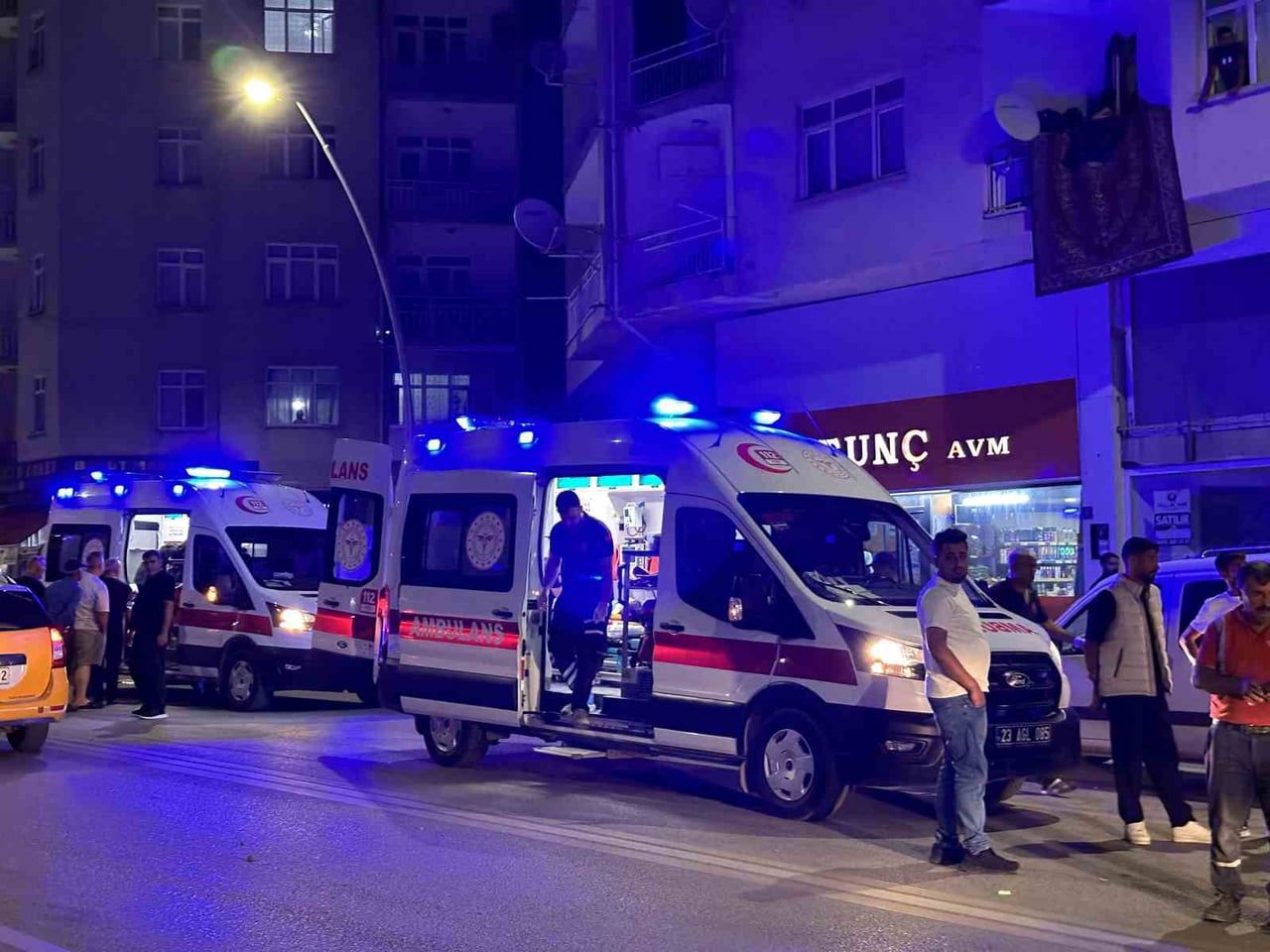 ELAZIĞ’DA ÜÇ ARACIN KARIŞTIĞI TRAFİK KAZASINDA 2 KİŞİ YARALANDI