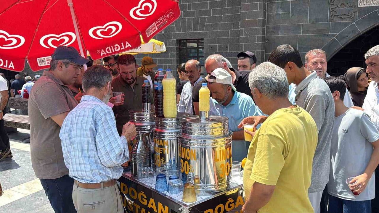 YILLARDIR SÜRDÜRÜLEN GELENEK KAPSAMINDA BU HAFTA DA YAKLAŞIK 200 BARDAK LİMONATA VE REYHAN ŞERBETİ...