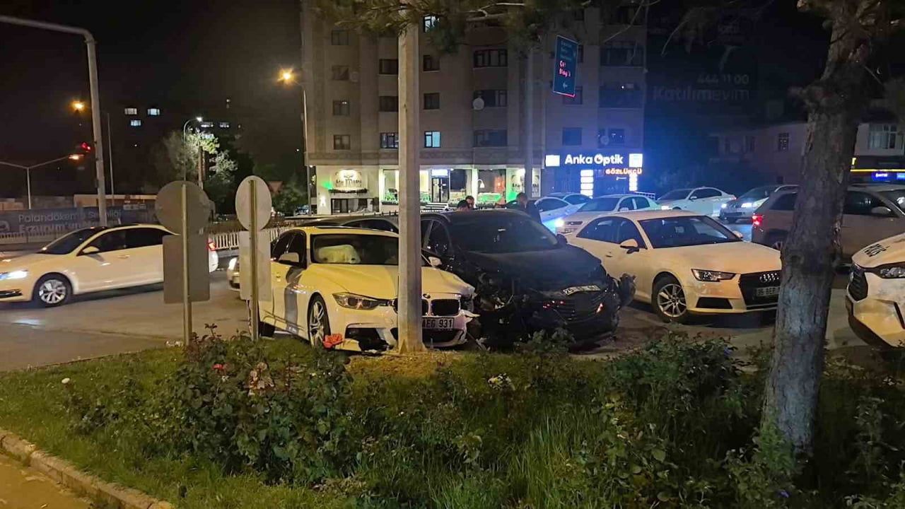 ERZURUM'DA İKİ OTOMOBİLİN KAVŞAKTA ÇARPIŞMASI SONUCU MEYDANA GELEN TRAFİK KAZASINDA 2 KİŞİ...