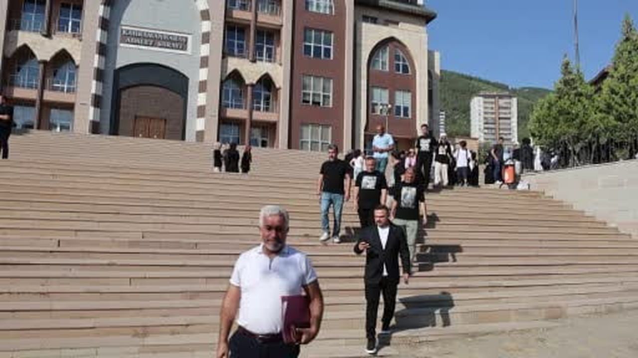 Okul katliamında ölenlerin aileleri yeniden tutuklama talebinden memnun
