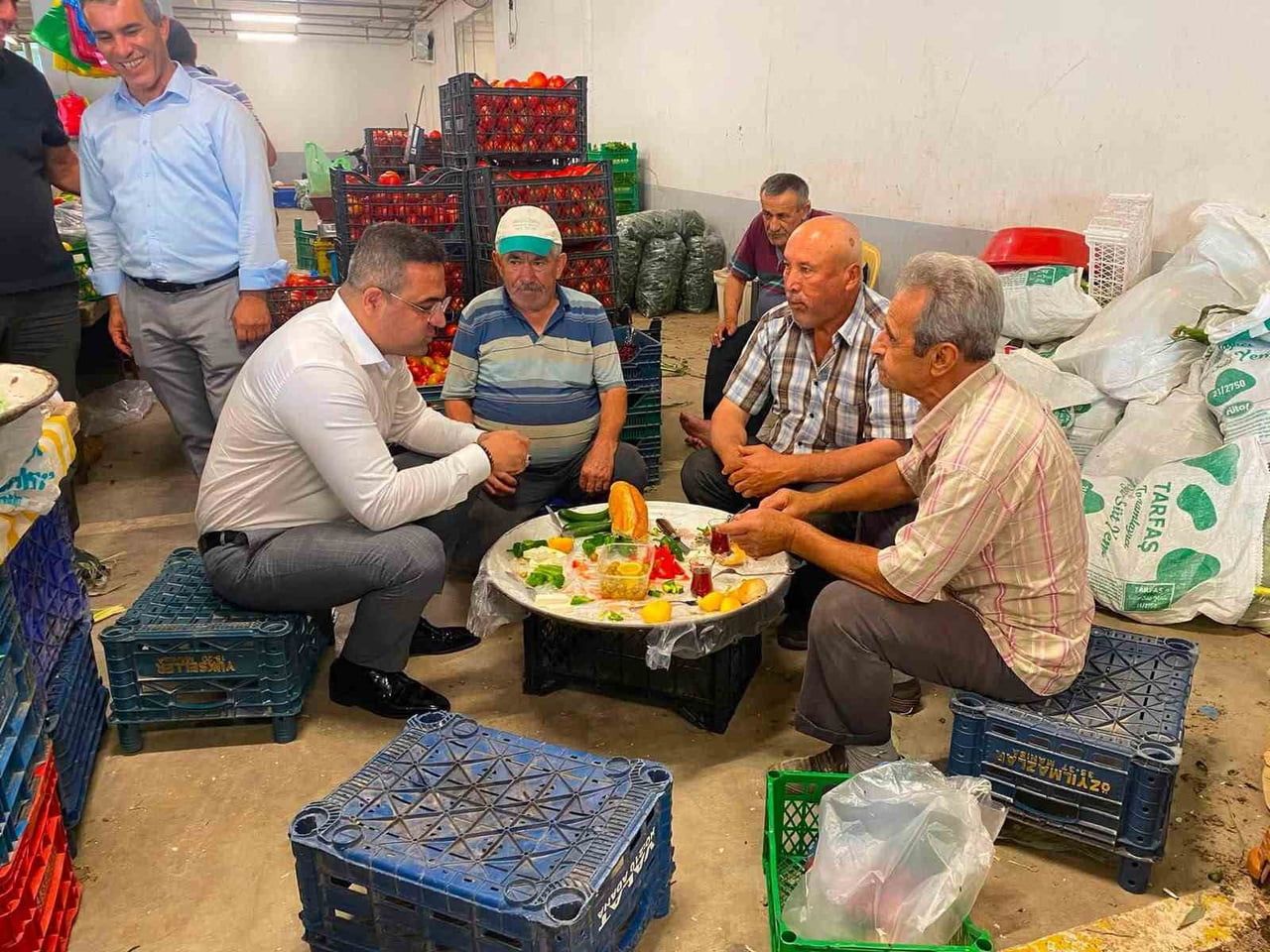SARIGÖL KAYMAKAMI HALİL DALAK, CUMA PAZARINDA ESNAF VE VATANDAŞLARLA BİR ARAYA GELDİ. ZİYARET...
