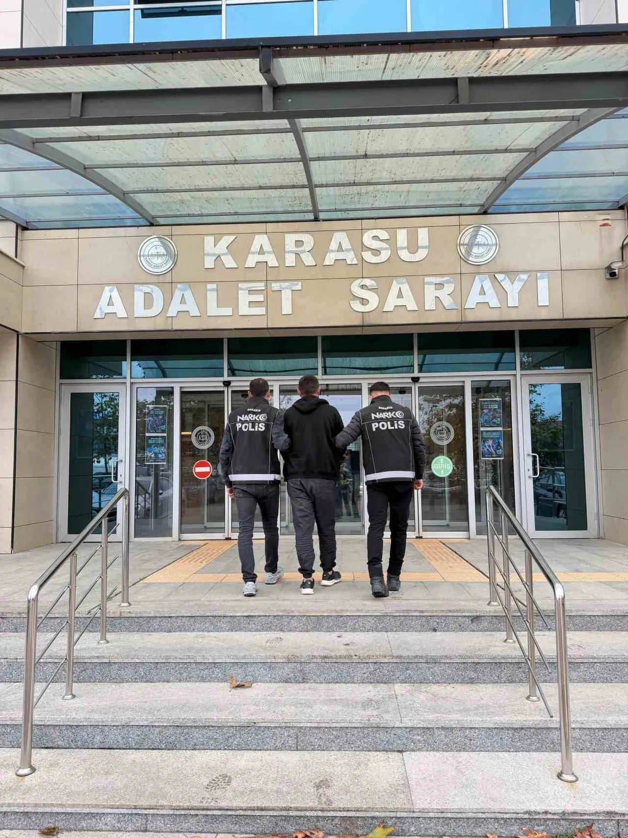 KARASU İLÇESİNDE POLİS EKİPLERİNCE GERÇEKLEŞTİRİLEN "SOKAKLAR GÜVENDE" OPERASYONU ÇERÇEVESİNDE...