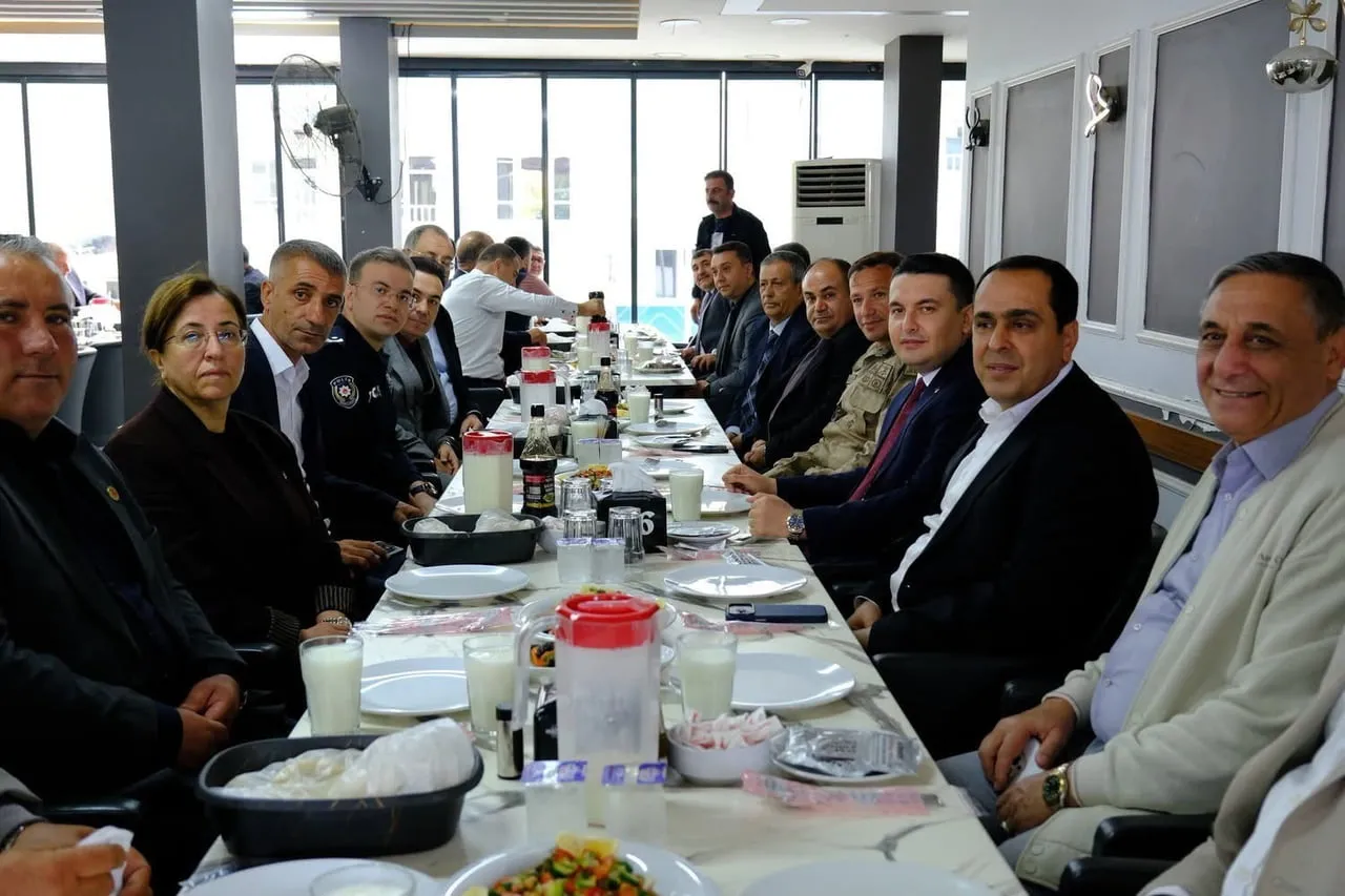 BİRECİK’TE MUHTARLAR ONURUNA YEMEK PROGRAMI DÜZENLENDİ
