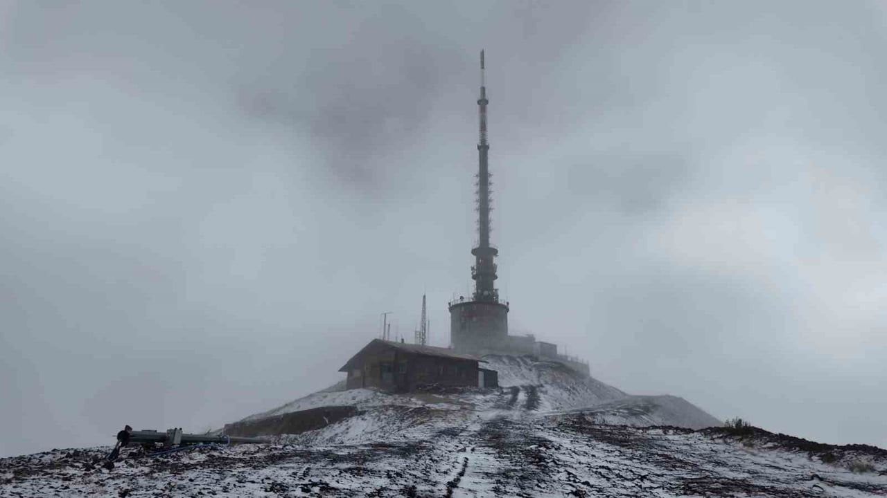 ERZURUM'DA DÜN GECE SAATLERİNDE ETKİLİ OLAN SAĞANAK YAĞIŞ, YÜKSEK KESİMLERDE YERİNİ KAR YAĞIŞINA...