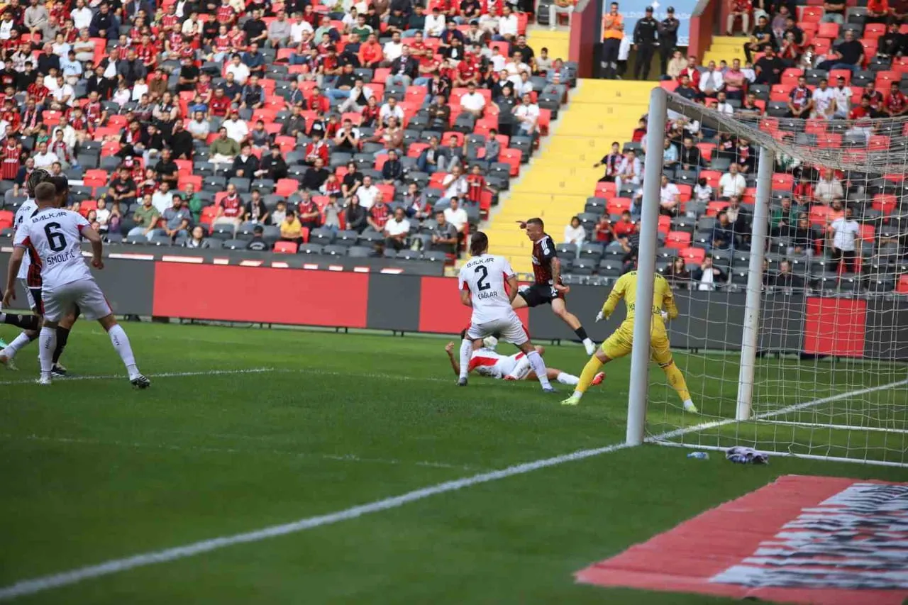 KARŞILAŞMANIN İLK YARISI ÇORUM EKİBİNİN 1-0'LIK ÜSTÜNLÜĞÜYLE SONA ERDİ.