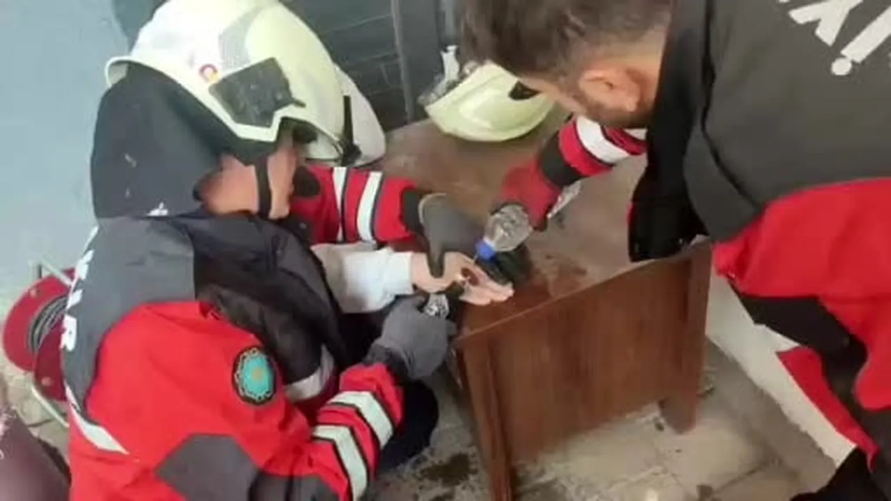Diyarbakır’da çocuğun parmağına sıkışan metal itfaiye tarafından çıkartıldı