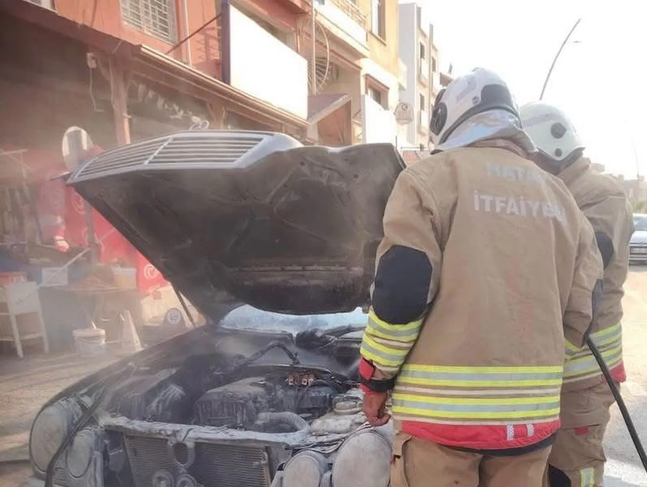 ARSUZ VE İSKENDERUN’DA ÇIKAN ARAÇ YANGINLARINA İTFAİYE EKİPLERİ MÜDAHALE EDEREK ALEVLERİ KONTROL...