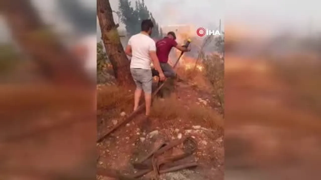 Kaş'daki yangını vatandaşlar ve itfaiye ekipleri böyle söndürmeye çalıştılar