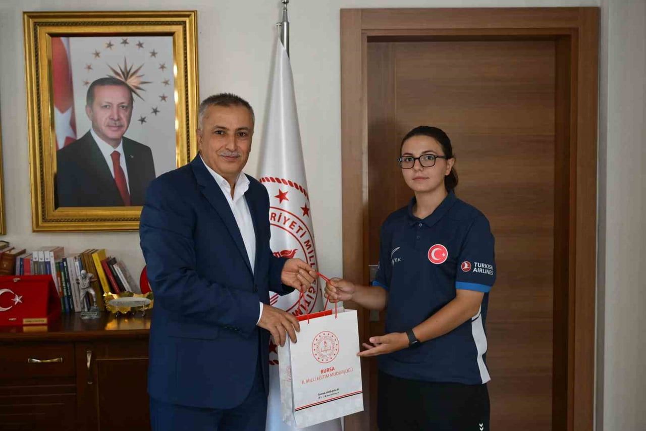 GENÇ OKÇU FATMA NİSA, AVRUPA ŞAMPİYONLUĞUNUN ARDINDAN İL MİLLİ EĞİTİM MÜDÜRÜ’NÜN KONUĞU OLDU....