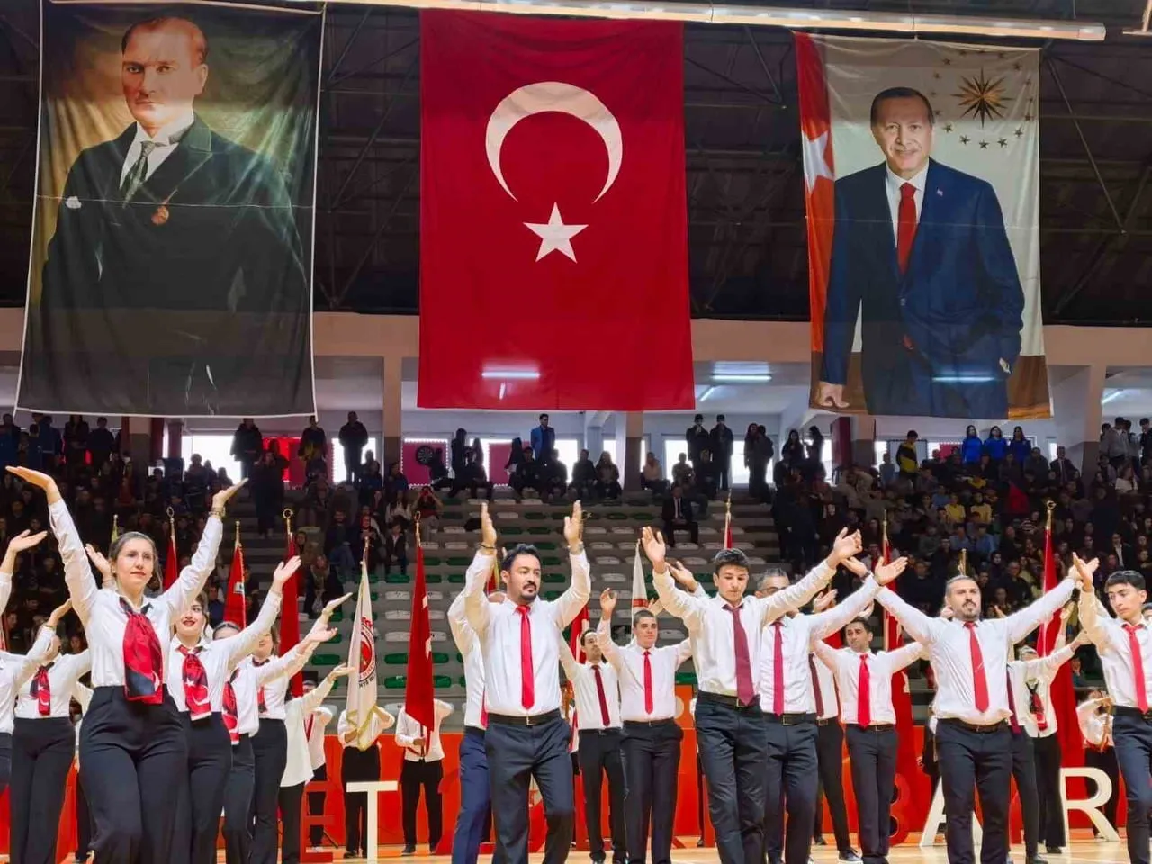 CUMHURİYET BAYRAMI TÖRENLERİNDE SAHNE ALAN 103 ÖĞRETMEN, 7 FARKLI YÖREYE AİT FOLKLOR...