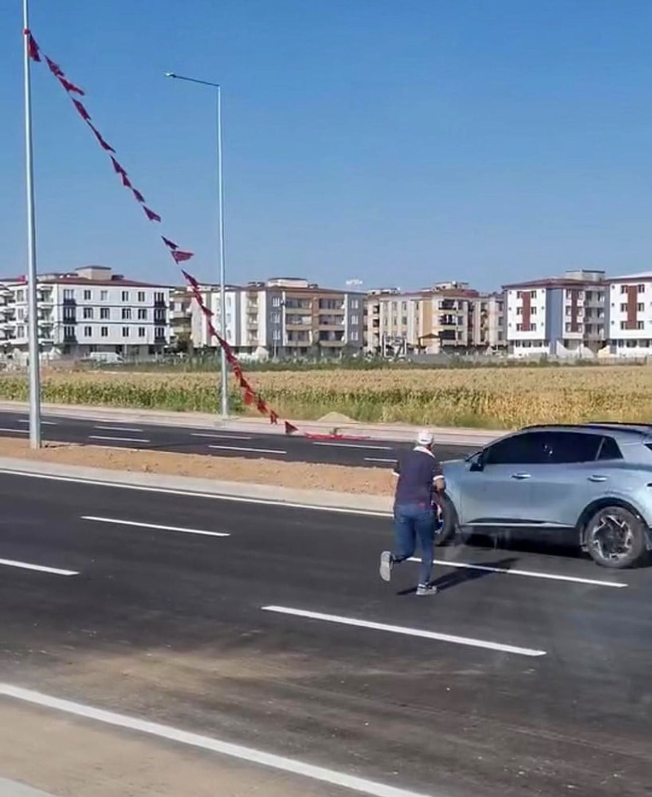 BATMAN’DA ÇEVRE YOLUNDA YERE DÜŞEN TÜRK BAYRAĞINI FARK EDEN İŞÇİ MÜSLÜM TAYMUR, YOĞUN ARAÇ...