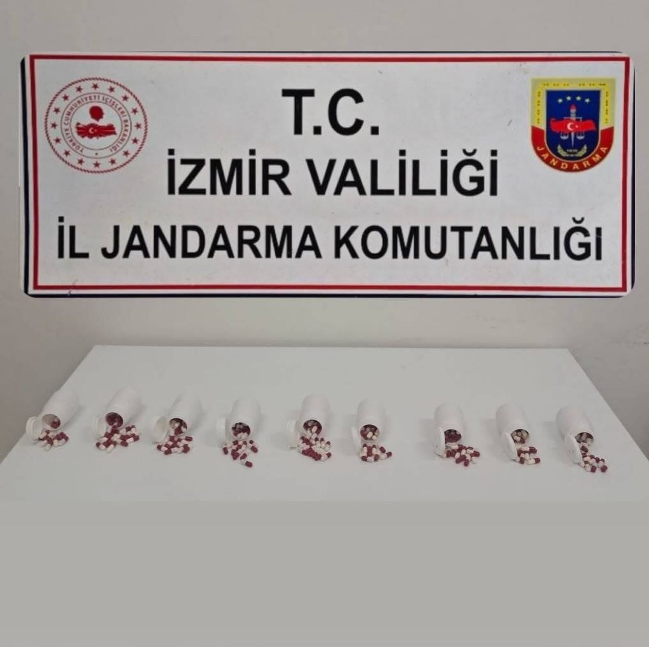 İZMİR'İN SEFERİHİSAR İLÇESİNDE JANDARMA EKİPLERİNCE ŞÜPHE ÜZERİNE DURDURULAN BİR ARAÇ VE...
