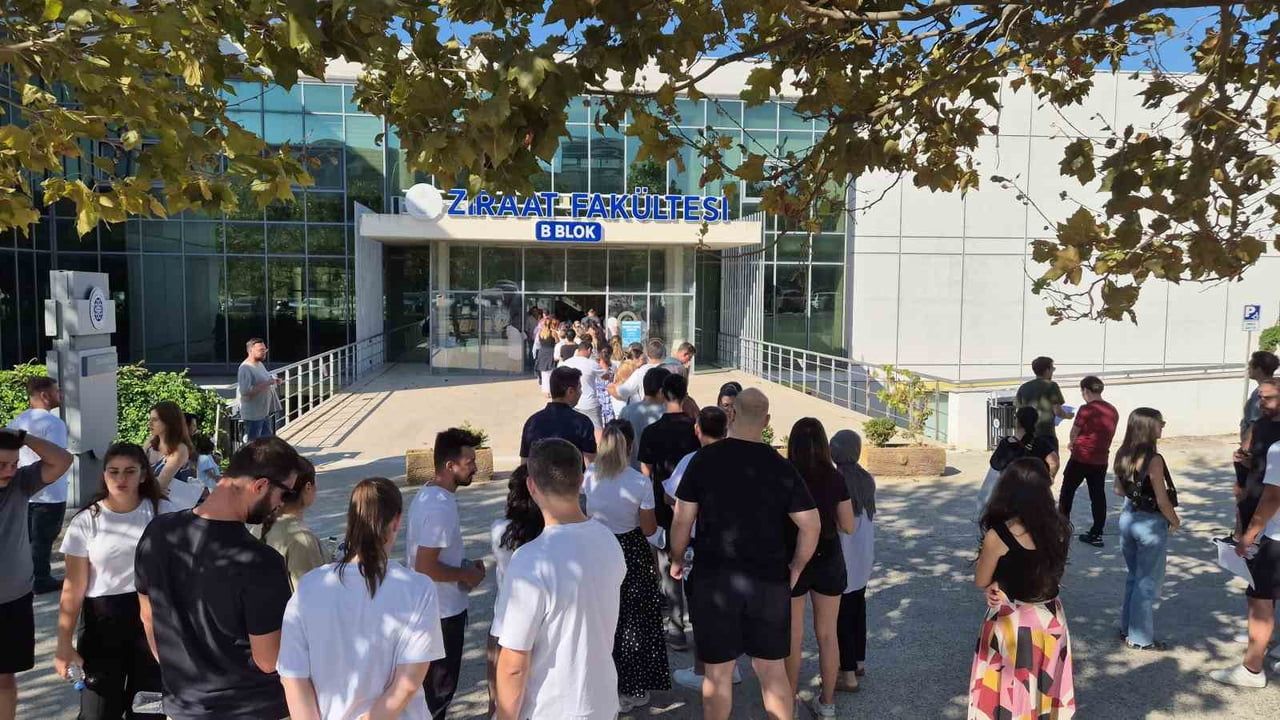 ADAYLAR SINAV SALONLARINDA TER DÖKERKEN, YAKINLARI İSE DIŞARIDA HEYECANLI BEKLEYİŞİNİ...