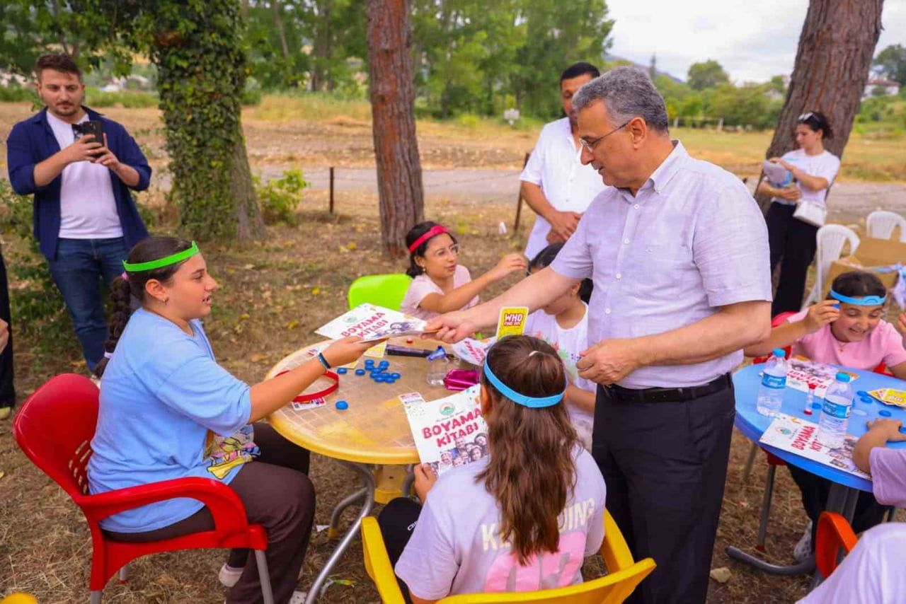BAŞKAN KURNAZ ÇOCUKLARLA YAKINDAN İLGİLENDİ.