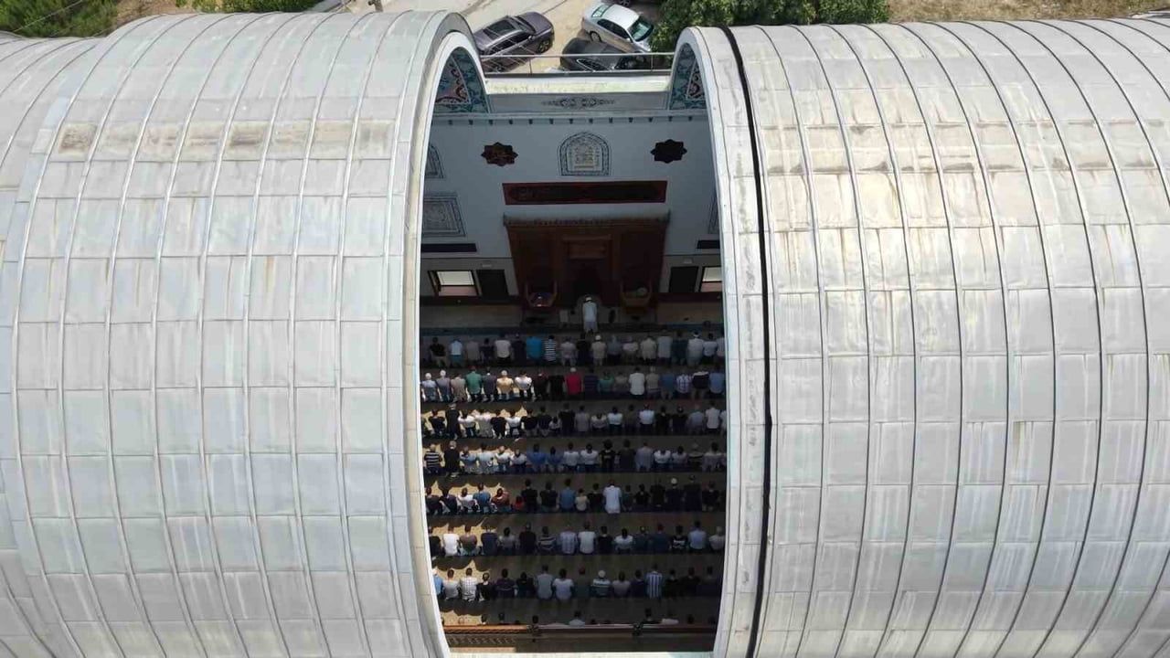 BURSA'DA OTOMOBİLLERDEKİ SUNROOF SİSTEMİNİ ANDIRAN AÇILIR-KAPANIR KUBBESİYLE DİKKAT ÇEKEN SAFA...