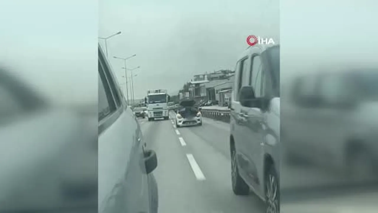 Bursa'da seyir halindeki otomobilin kaputunu açarak tamir yaptı... O anlar kamerada