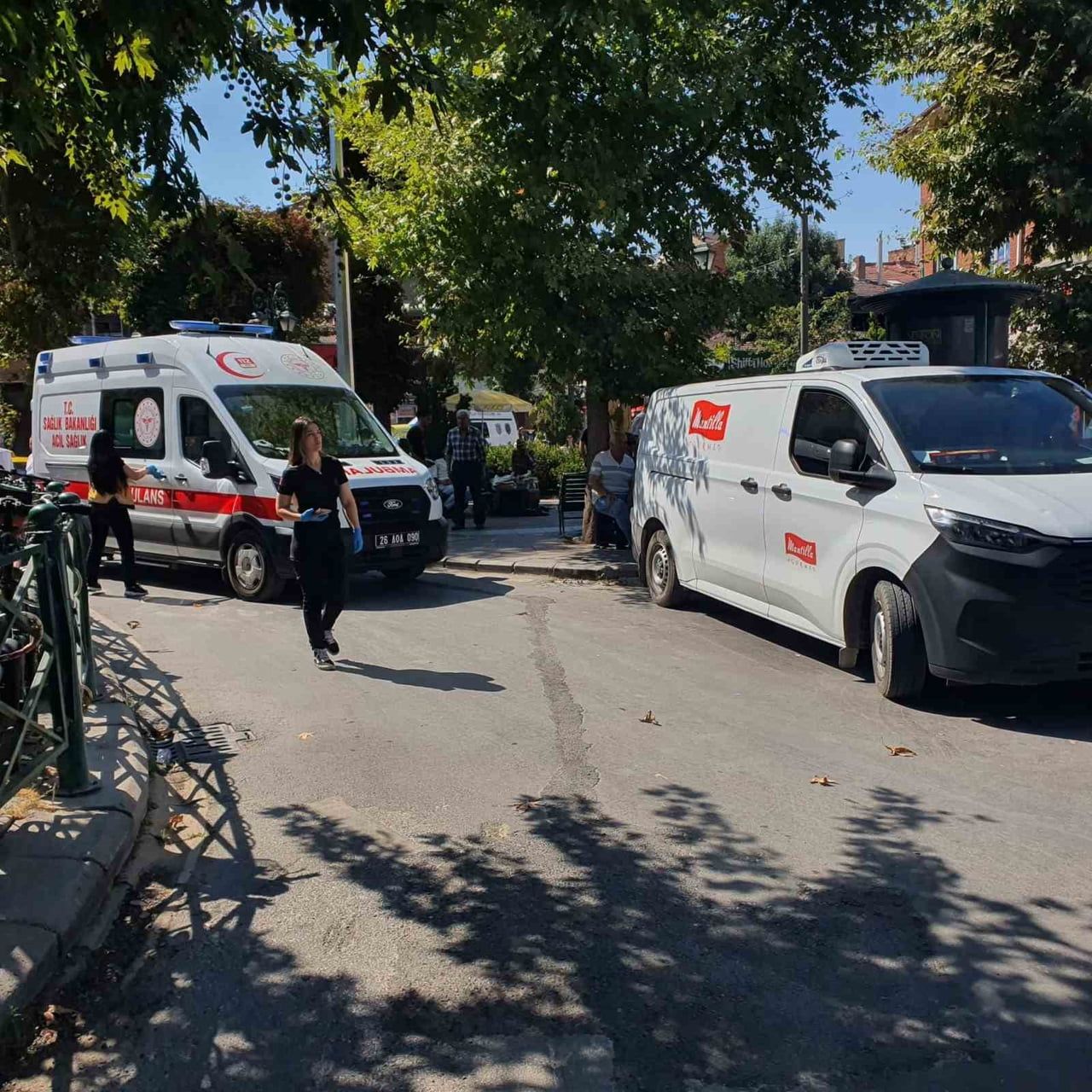 ESKİŞEHİR’DE BİR MİNİBÜSÜN HATALI PARKI NEDENİYLE AMBULANS DAKİKALARCA GEÇEMEYEREK, VAKAYA...