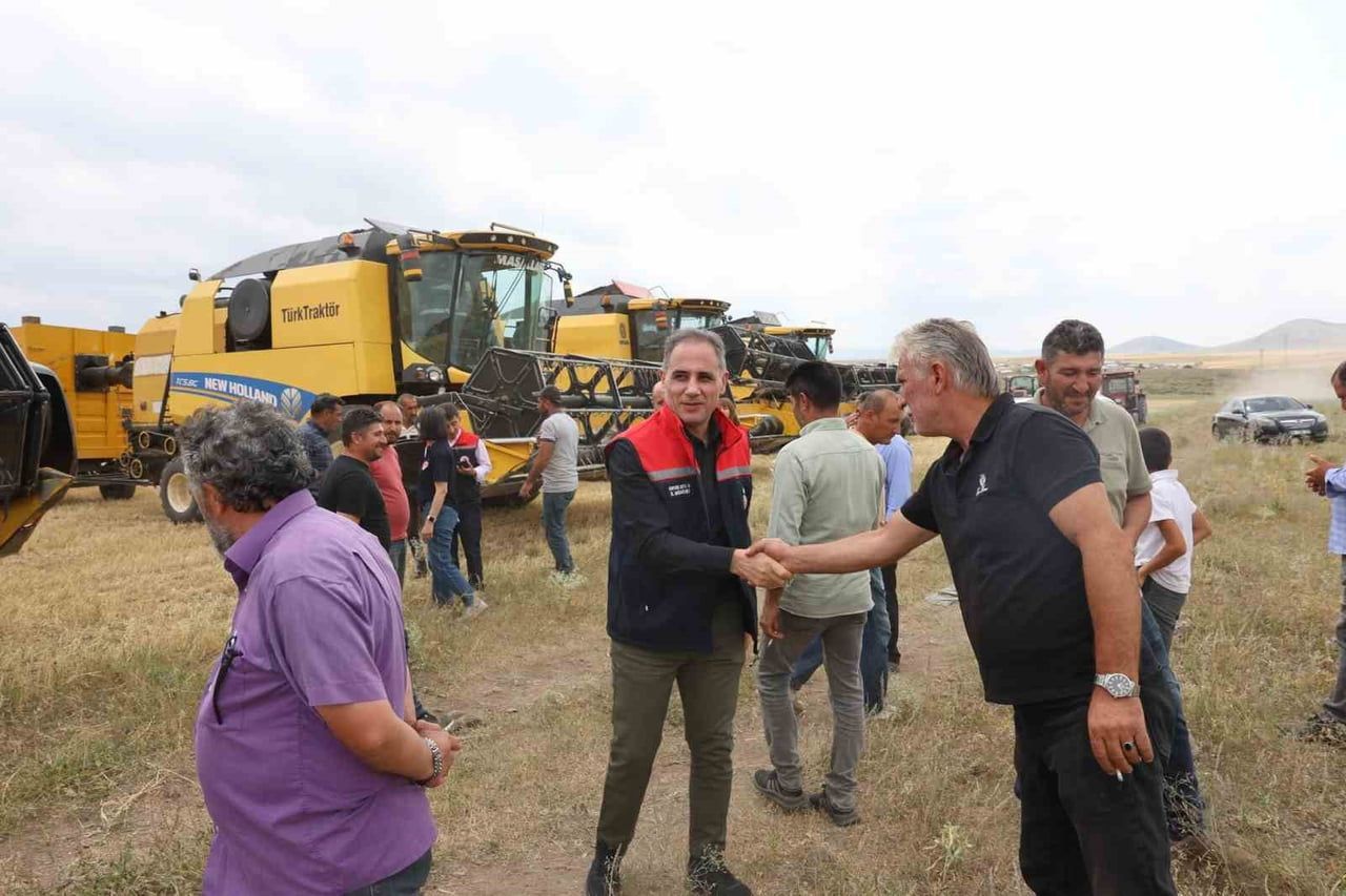 KARS'TA 2026 HUBUBAT HASADI BAŞLADI: İLK BİÇİM TARLADA YAPILDI(KARS-İHA)