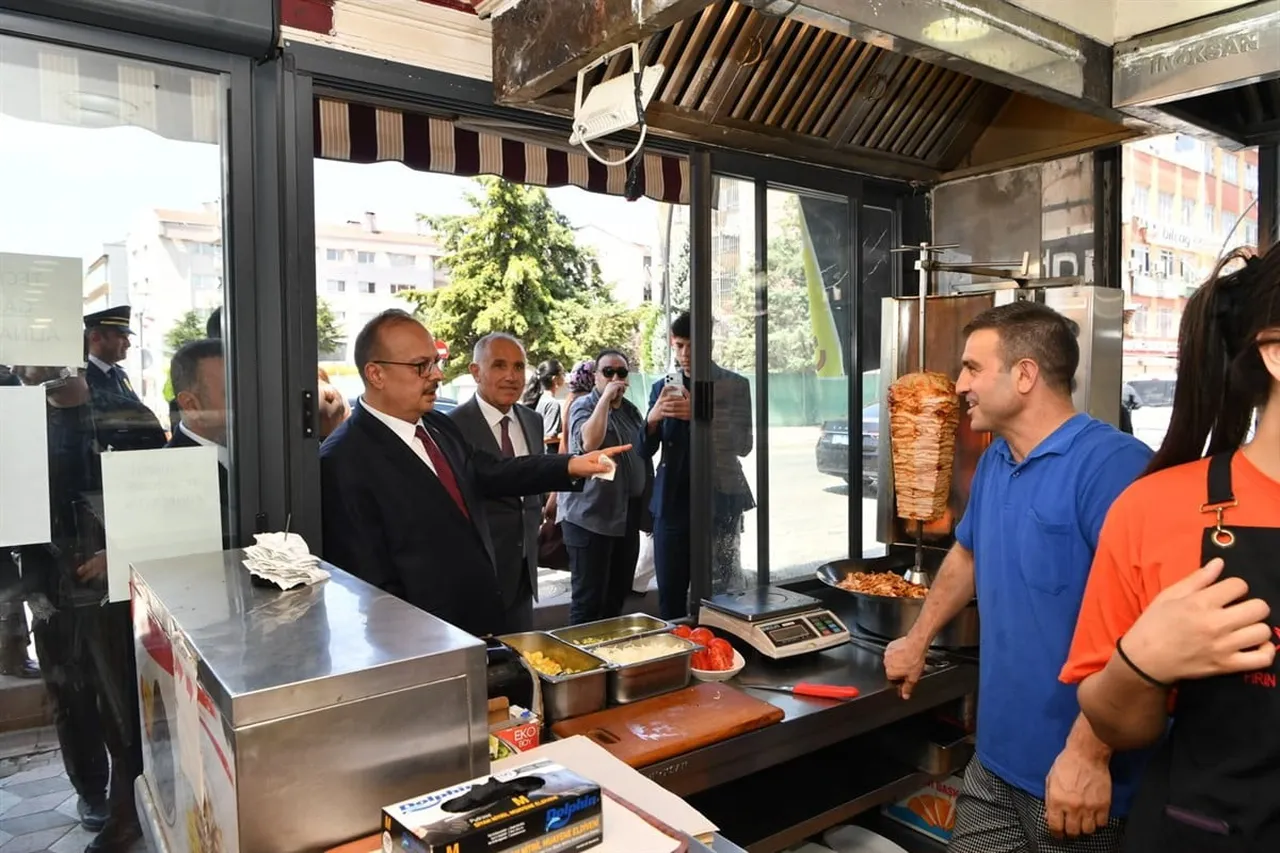 PROGRAM KAPSAMINDA SİNCAN ESNAFIYLA DA BİR ARAYA GELEN VALİ CANBOLAT, ESNAFIN TALEP VE GÖRÜŞLERİNİ...