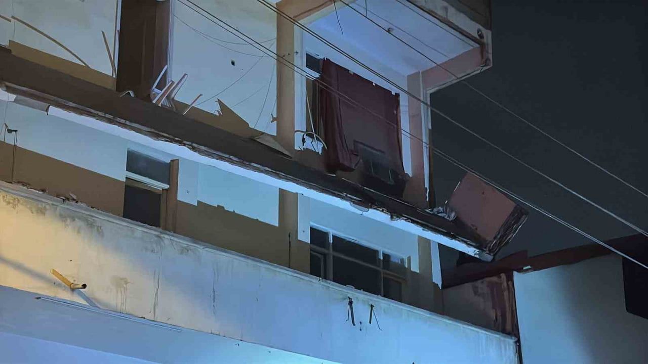 KOCAELİ’NİN DARICA İLÇESİNDE RİSKİ OLMASI SEBEBİYLE YAKLAŞIK 6 AY ÖNCE BOŞALTILAN BİNANIN BALKONU...