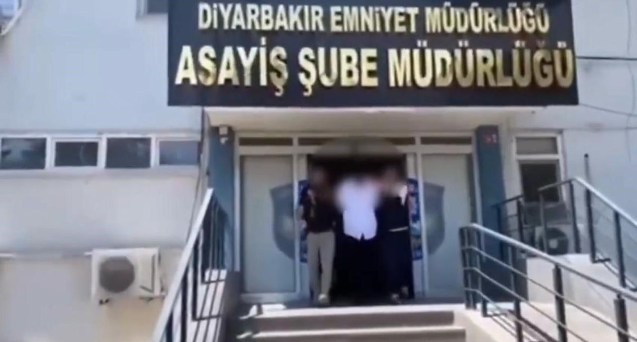 DİYARBAKIR'IN MERKEZ YENİŞEHİR İLÇESİNDE BİR İŞ YERİNE SİLAHLI SALDIRIDA BULUNAN ŞAHIS...