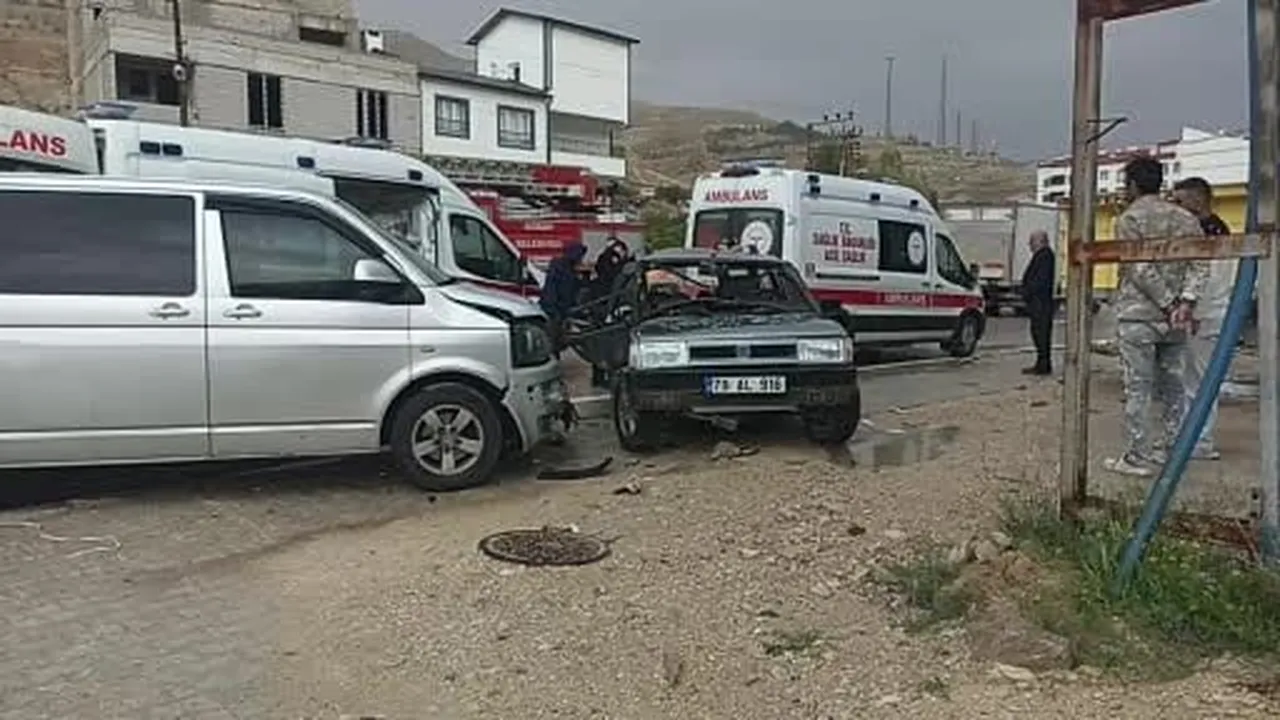 Sivas’ta iki araç çarpıştı, 4 kişi yaralandı
