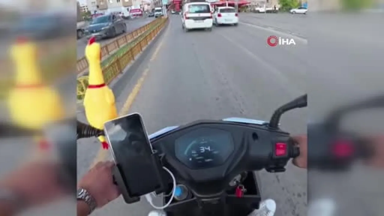 Yol tartışması kask kamerası sayesinde tebessümle sona erdi...O anlar kamerada