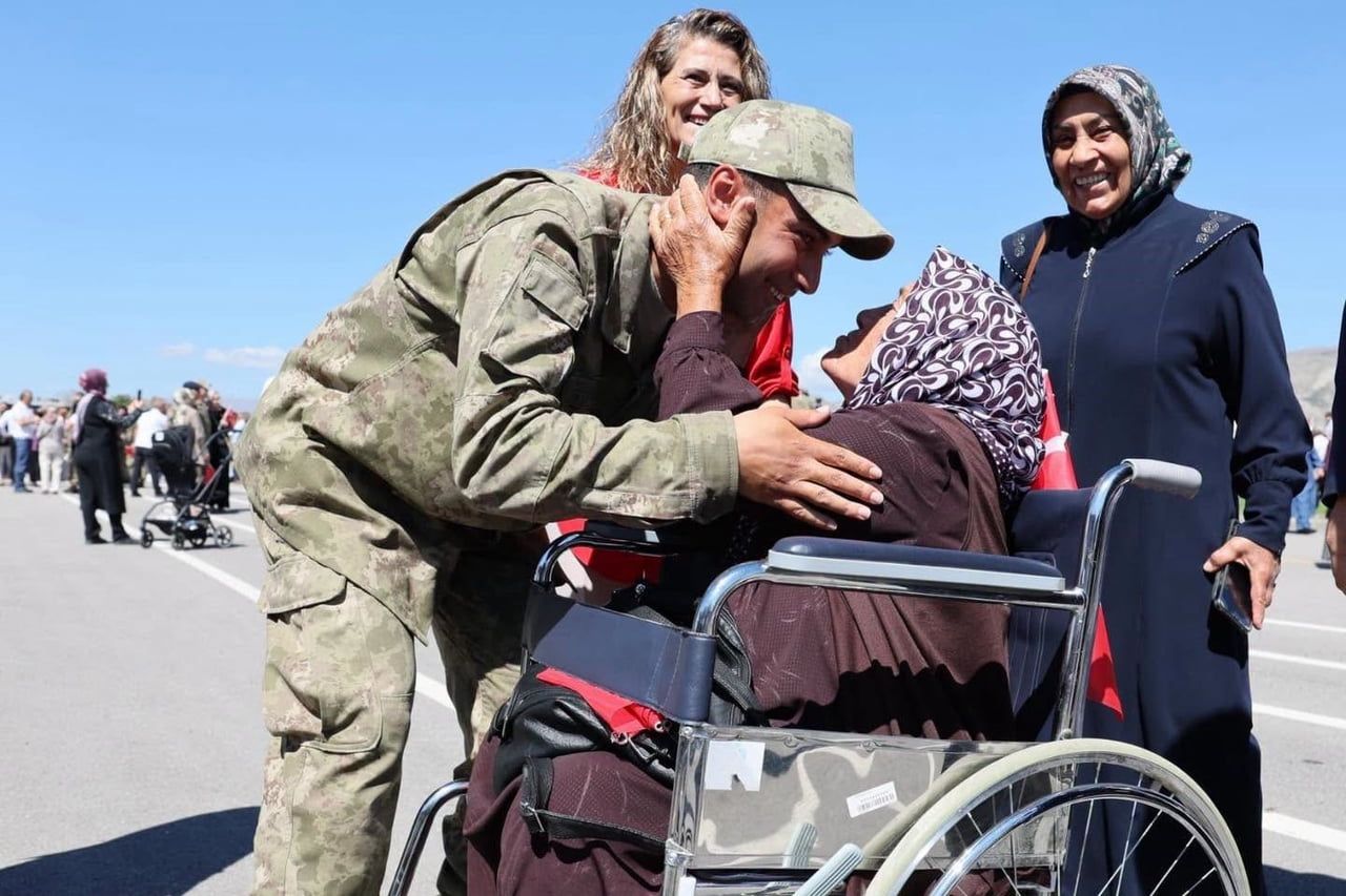 ERZİNCAN'DA 59. HAVAN VE TOPÇU EĞİTİM TUGAY KOMUTANLIĞINDA BEDELLİ ERLER İÇİN "ANT İÇME TÖRENİ"...