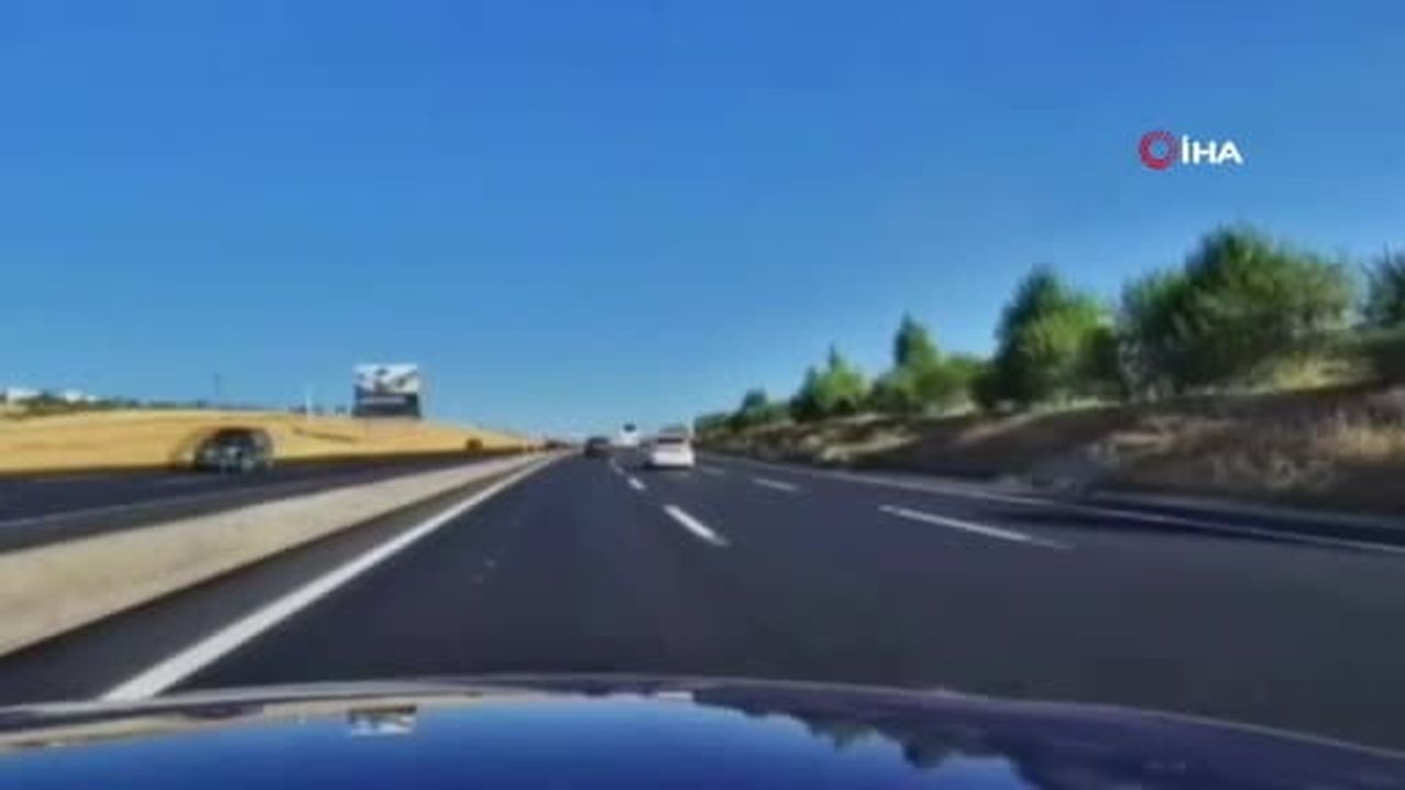 Direksiyon hakimiyetini kaybetti, karşı şeritteki iki otomobile böyle çarptı: 1 ölü, 7...