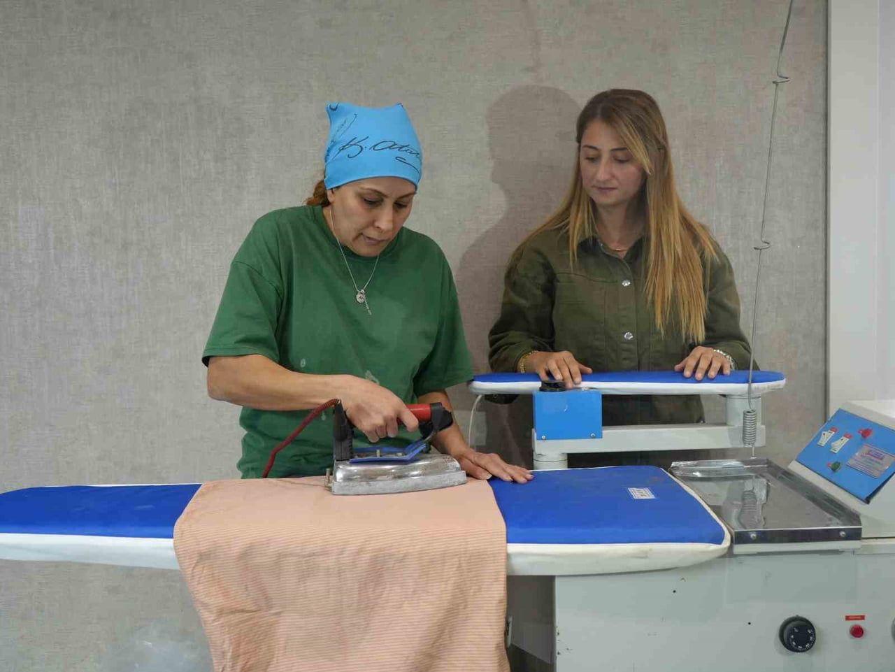 KÜBRA GÜLER (SOLDA) VE SEVAL KUTSAL (SAĞDA)