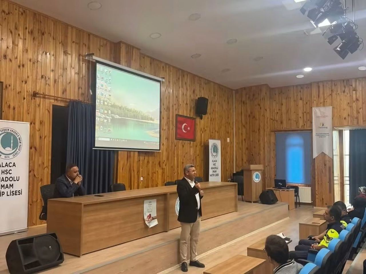 ALACA'DA JANDARMA VE POLİS EKİPLERİ TARAFINDAN OKUL SERVİSİ ARAÇLARININ SÜRÜCÜLERİNE TRAFİK...