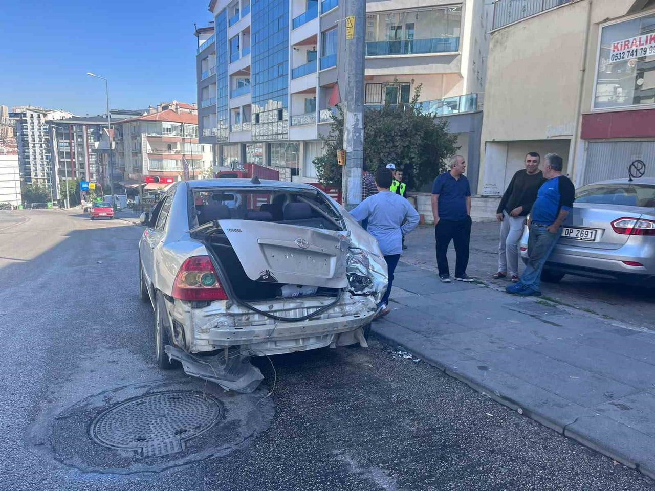 ANKARA’DA BİR KAMYONETİN KUM DÖKERKEN FRENİ BOŞALDI. KAMYONET 3 OTOMOBİLE VE 2 DİREĞE ÇARPARAK...