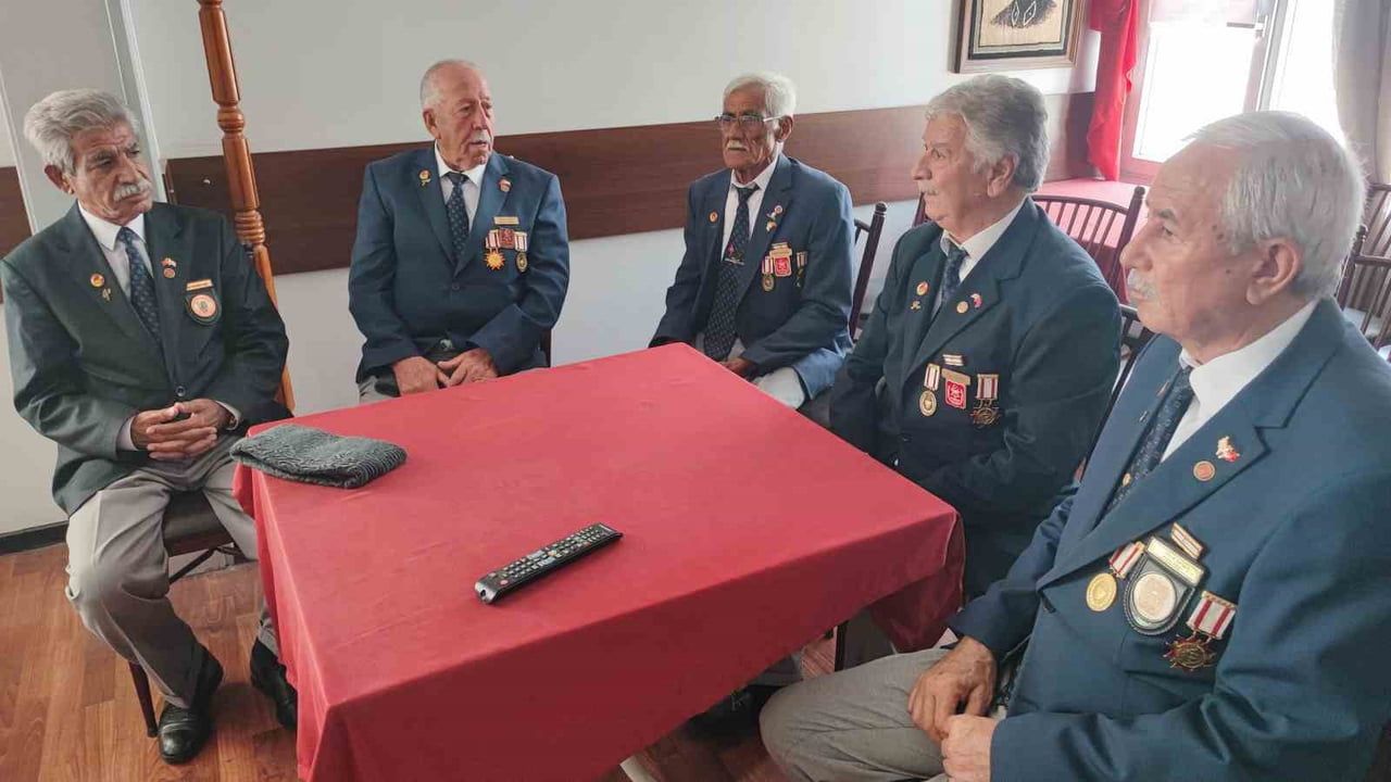 CEPHEDE GÖREV YAPAN GAZİLER, YAŞADIKLARI ZORLUKLARI VE VATAN SEVGİSİNİ DİLE GETİRİRKEN, "BUGÜN...