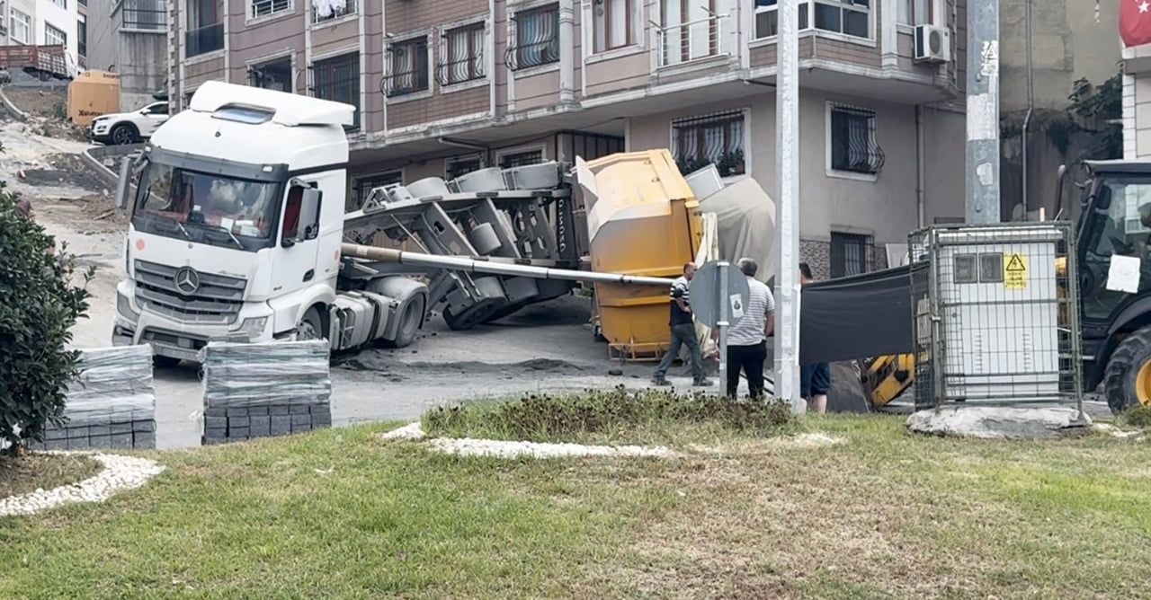 KAĞITHANE’DE HAFRİYAT KAMYONUNUN DORSESİ YOLA DEVRİLDİ