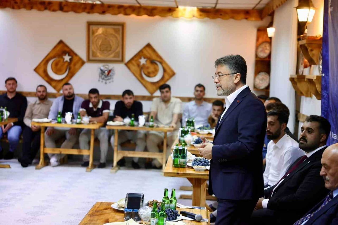 BAKAN YUMAKLI, ERZİNCAN’DA GENÇLERLE BULUŞTU