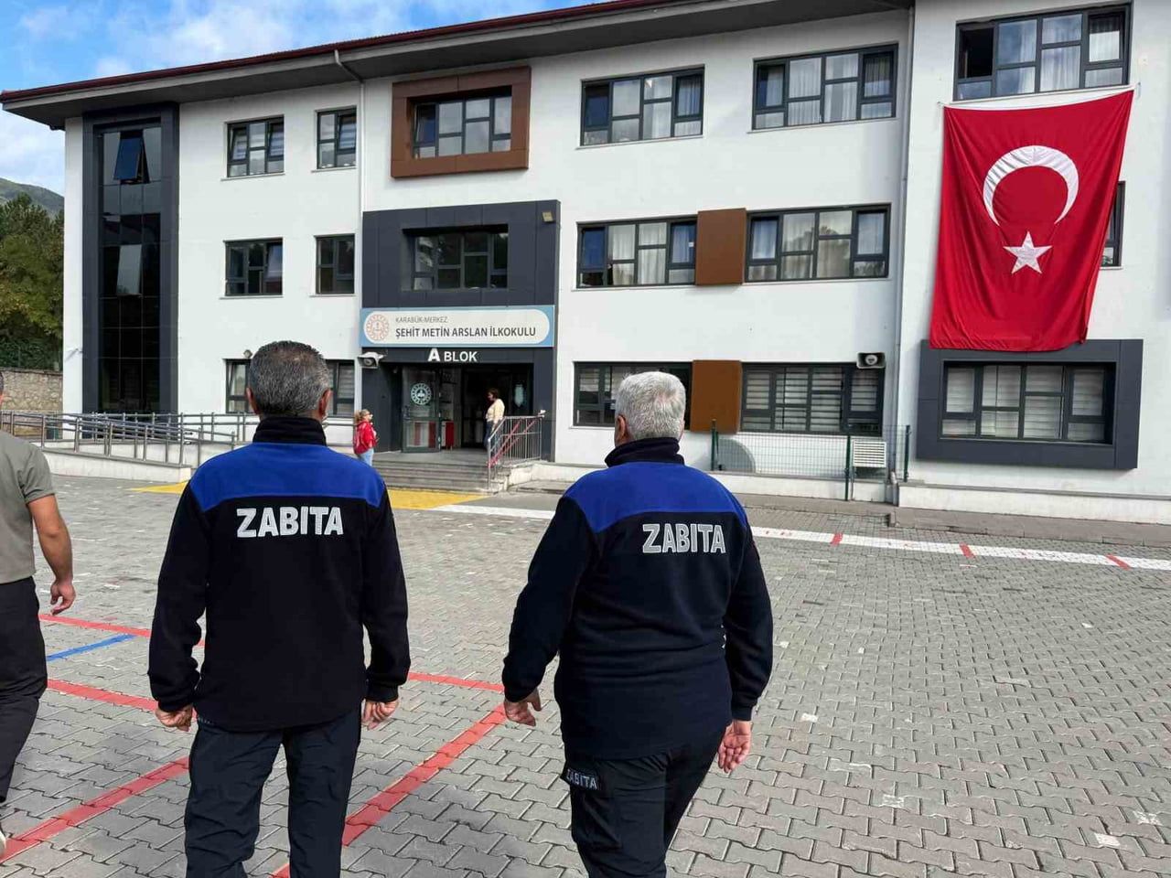 KARABÜK BELEDİYESİ ZABITA MÜDÜRLÜĞÜ EKİPLERİ, ÖĞRENCİLERİN SAĞLIKLI VE GÜVENİLİR GIDAYA ULAŞMASINI...