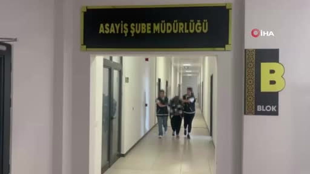 Babasını öldüren annesinin gözyaşlarını mahkeme salonunda sildi
