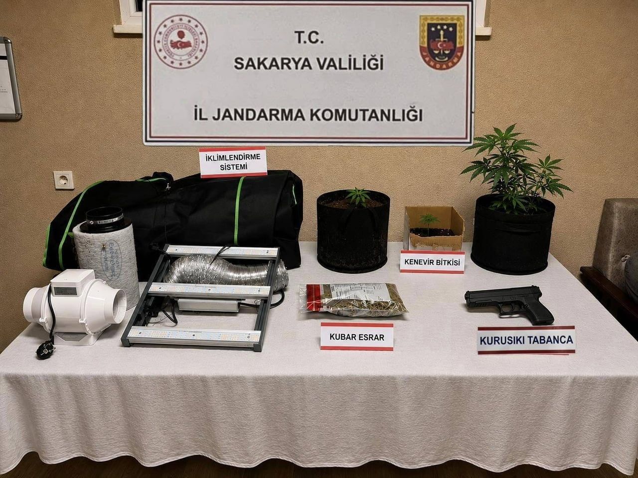 SAKARYA'DA JANDARMA EKİPLERİNCE KARASU, SERDİVAN VE HENDEK İLÇELERİNDE SOKAK SATICILARINA YÖNELİK...